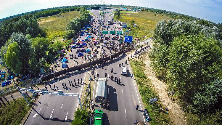 Mit Zäunen und Schlagstöcken werden die Grenzen geschützt. Trotzdem suchen Flüchtlinge Wege nach Westeuropa.