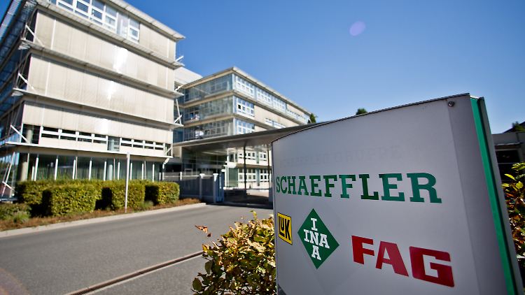 Sinkende Zinslast wegen geringerer Schulden.