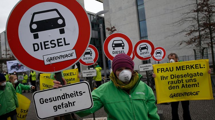 Umweltschützer werfen der Bundesregierung auch jenseits des VW-Skandals einen Kuschelkurs gegenüber der Autoindustrie vor - auf Kosten der Gesundheit der Bürger.