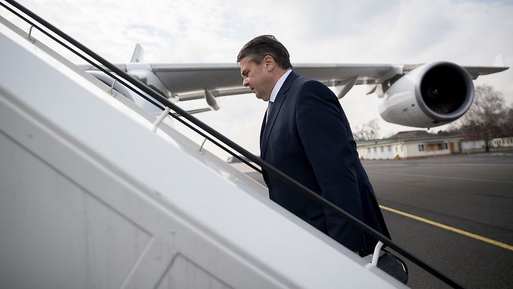 Gabriel auf dem Berliner Flughafen Tegel - drei Stunden Aufenthalt sind in Warschau geplant, dann geht es weiter nach Moskau.