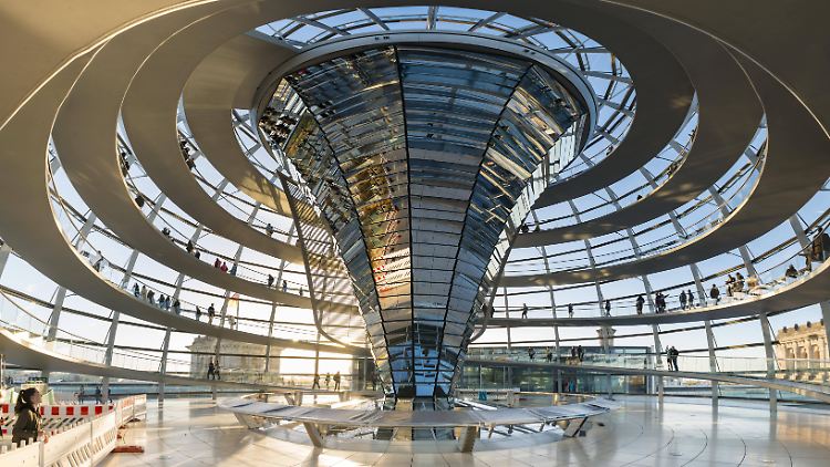 Welche Bilder vom Urlaub ins Internet gestellt werden dürfen, regelt das Urheberrecht. Die Kuppel des Berliner Reichstags darf fotografiert werden - aber nur von öffentlich zugänglichen Plätzen.