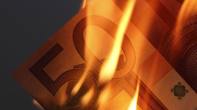 Geld parken bringt nicht überall Zinsen ein. Bei manchen Anbietern wird das Vermögen sogar weniger. 