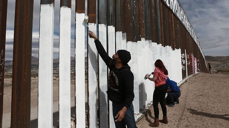 Ende Februar strichen Aktivisten den Grenzzaun zwischen Ciudad Juarez und New Mexico aus Protest gegen Trumps Pläne weiß an.