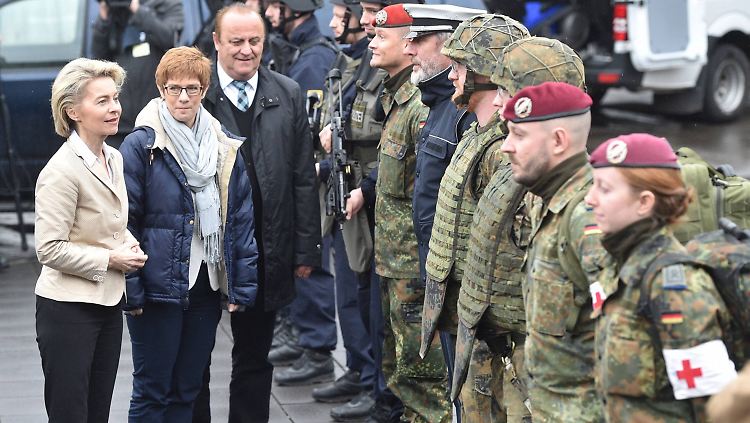 Von der Leyen und Kramp-Karrenbauer bei ihrem Besuch in Saarbrücken.