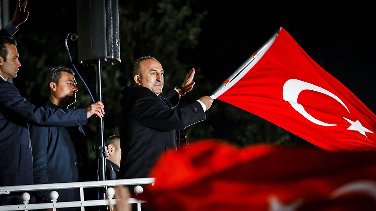 Cavusoglu schwenkte bei seinem Auftritt in Hamburg eine große Türkei-Fahne.