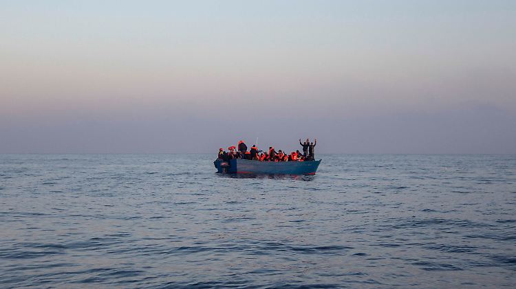 Flüchtlinge werden Berichten zufolge immer wieder von Schleppern mit Gewalt auf seeuntaugliche Boote gezwungen.