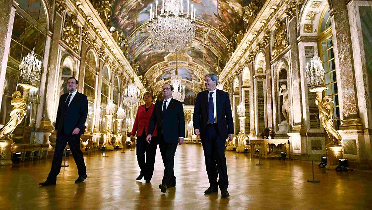 der spanische Ministerpräsident Mariano Rajoy, Bundeskanzlerin Angela Merkel, Frankreichs Präsident François Hollande und der italienische Regierungschef Paolo Gentiloni am Montag in Versailles.