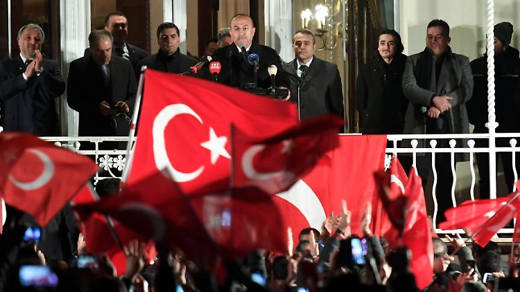Der Zeit-Journalist wurde eigenen Angaben zufolge auch mit kleinen Fahnen der türkischen Regierungsanhänger attackiert.