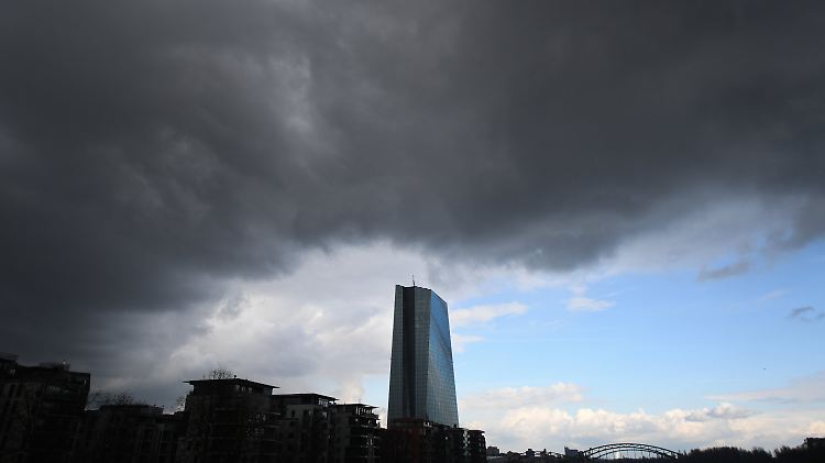 Ein Sturmzinstief braut sich über Frankfurt zusammen.