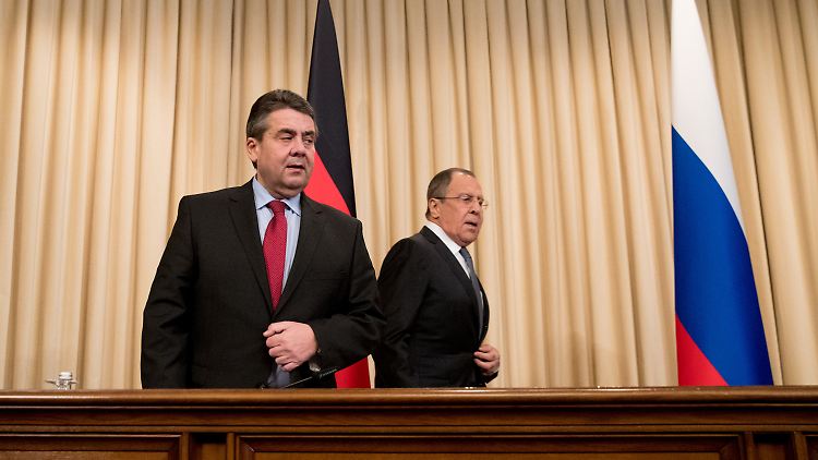 Noch gibt es einige Differenzen: Gabriel (l) mit seinem Amtskollegen Lawrow in Moskau.
