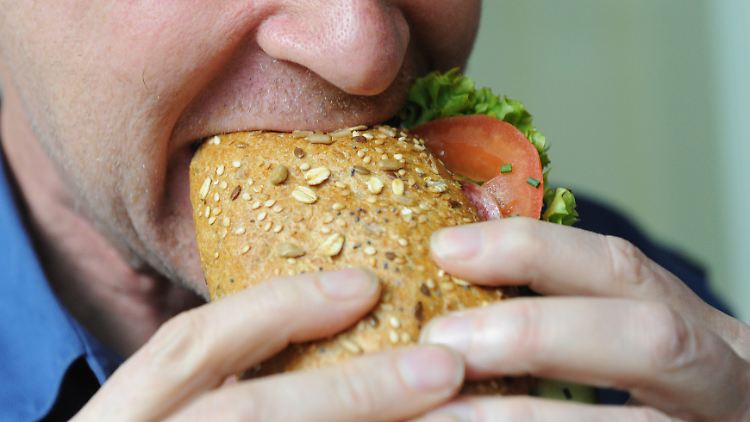Der Körper kann ein belegtes Brötchen vormittags besser verstoffwechseln als abends. 