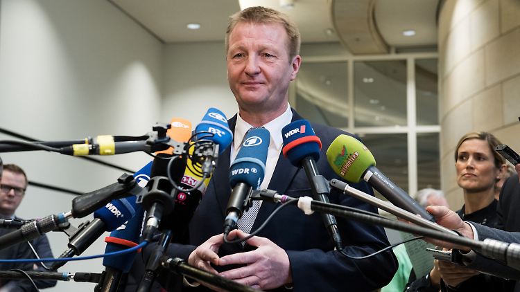 Innenminister Jäger sagte im Innenausschuss, dass es für eine vollständige Freistellung Wendts keine Hinweis gibt.
