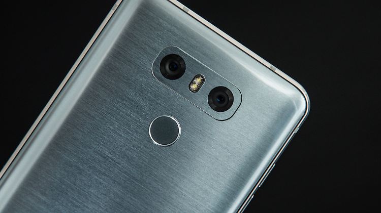 Die Rückseite des LG G6 sieht aus wie glänzendes Metall, ist aber aus Glas.