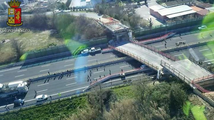Die Brücke fiel auf eine sechsspurige Autobahn.