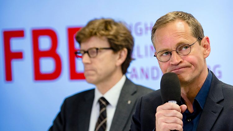 Berlins Regierender Bürgermeister Müller (r.) und der neue Flughafenchef Lütke Daldrup.
