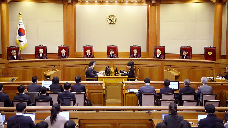 Das südkoreanische Verfassungsgericht bei der Urteilsverkündung.