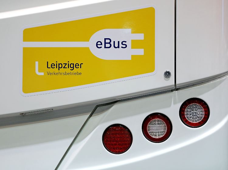 Ein Bild von einem Stecker mit dem Schriftzug "eBus" klebt auf einem Elektrobus der Leipziger Verkehrsbetriebe (LVB).