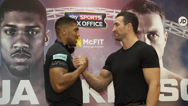 Klitschko (r.) fiebert dem Kampf gegen Joshua (l.) entgegen.