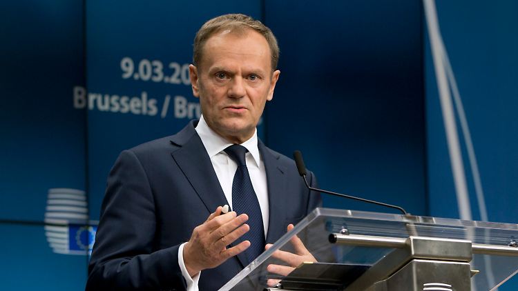 Immerhin 17 von 28 Staaten können sich zu dem Beschluss zusammenraufen: Ratspräsident Tusk kann zufrieden sein.