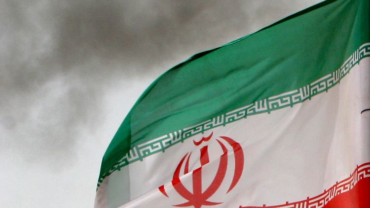 Eine iranische Flagge weht im Persischen Golf.