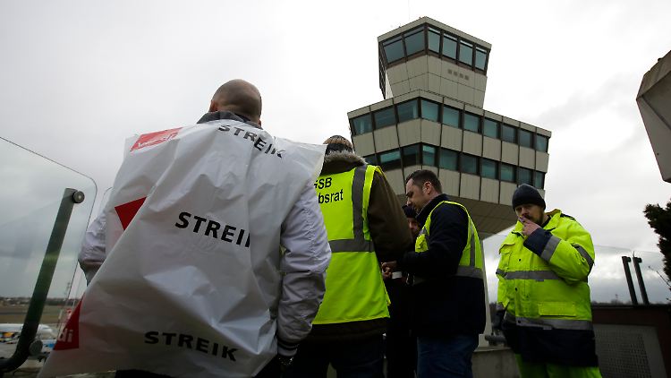 Streikende am Flughafen Berlin-Tegel.