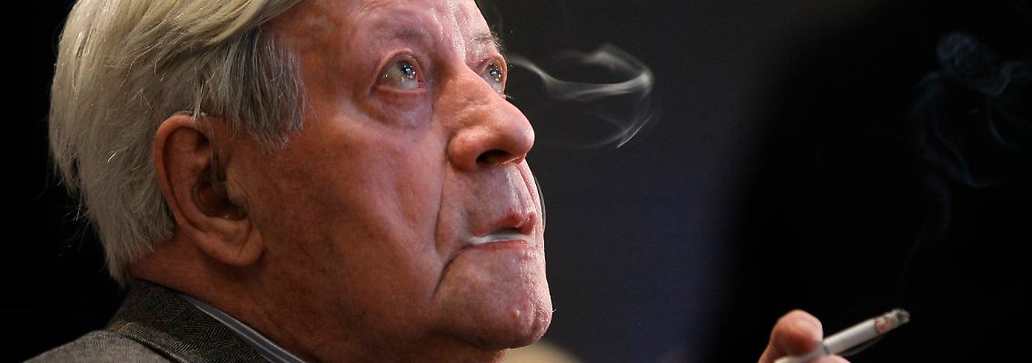Schmidt nimmt öffentliche Termine wahr und arbeitet, sein Weg aus der Trauer.