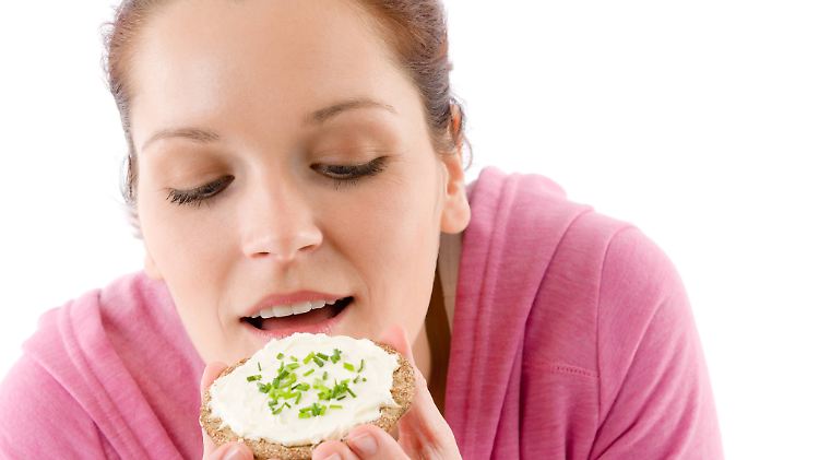 Eine Scheibe Brot, Quark und Schnittlauch: köstlich und gesund.
