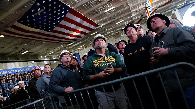 Trump-Effekt am US-Arbeitsmarkt? Werftarbeiter im Hangardeck des Flugzeugträgers "USS Gerald R Ford".