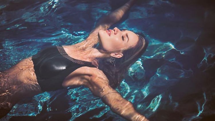 Wer bekommt da keine Lust zu baden? Rosie Huntington-Whiteley beim Planschen.