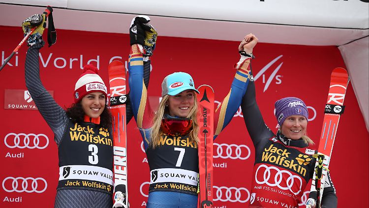 Federica Brigone (l.), Mikela Shiffrin (m.) und Tessa Worley freuen sich über ihre Podestplätze.