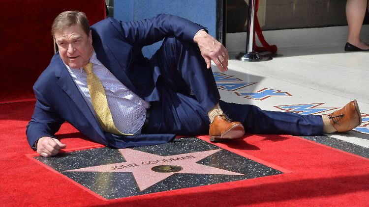 John Goodman freut sich sehr über seinen Stern.