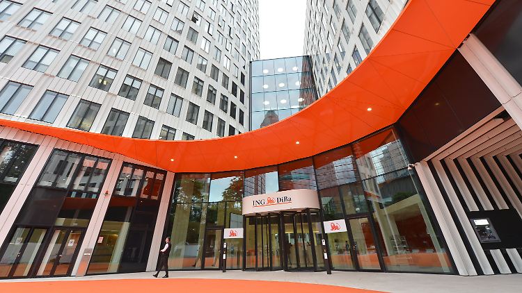 Von der Bank heißt es, man plane langfristig mit dem Mitarbeitern