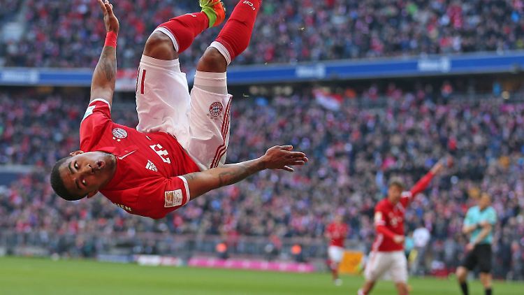 Douglas Costa wirbelte erst durch die Frankfurter Abwehr und nach seinem Tor zum 2:0 durch die Münchner Luft.