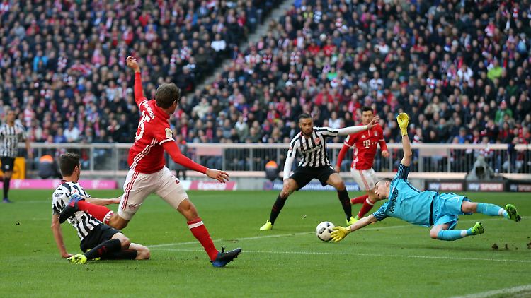 Thomas Müller traft zwar nicht selbst, bereitete aber die Bayern-Führung gegen Frankfurt vor.