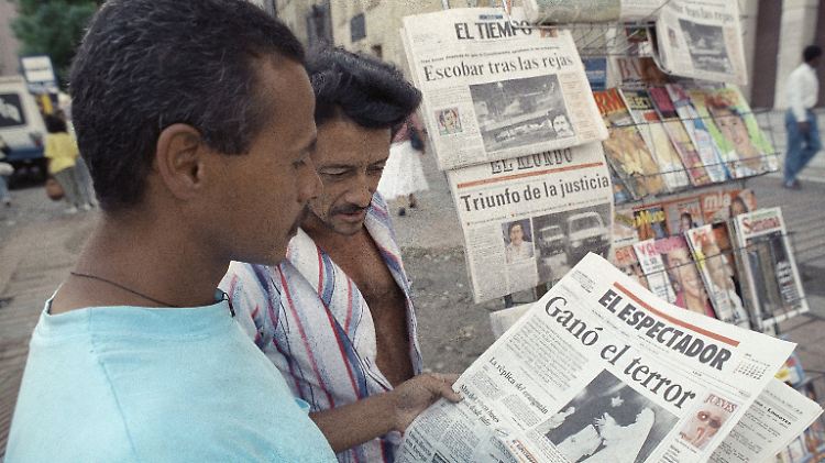 Unterschiedliche Wahrnehmung: Als Escobar 1991 in sein Luxusgefängnis einzieht, titelt "El Espectador" mit "Der Terror hat gewonnen", und "El Mundo" (im Hintergrund) genau das Gegenteil: "Die Gerechtigkeit hat gesiegt".