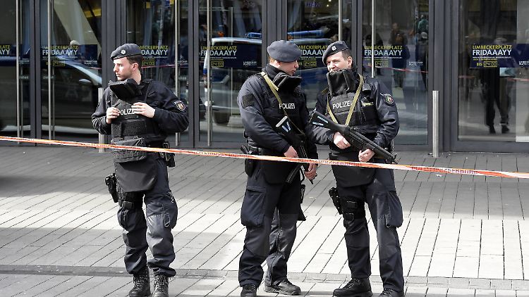 Schwer bewaffnete Polizisten sichern das Einkaufszentrum ab.