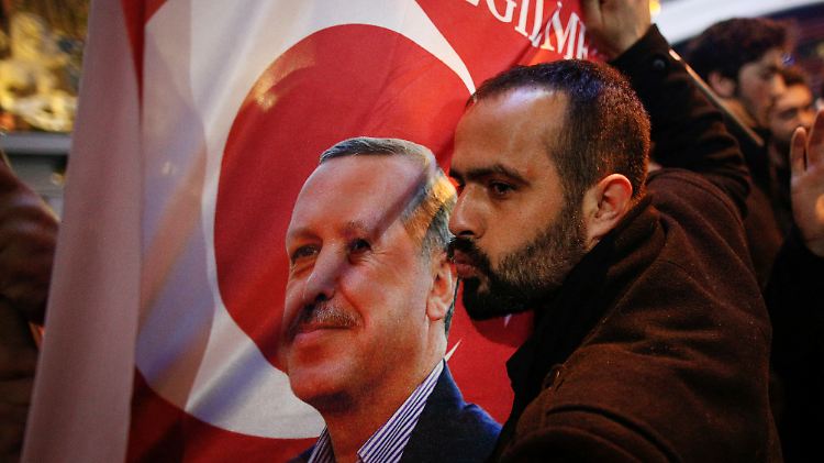 Ein Kuss für Erdogan vor der niederländischen Botschaft in Istanbul. Die diplomatische Eskalation kommt dem türkischen Präsidenten gelegen.