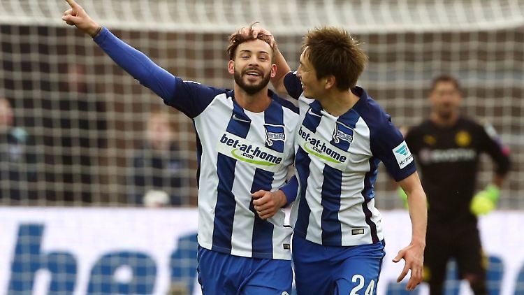 Jubel über sein Freistoßtor gegen Borussia Dortmund: Marvin Plattenhardt (l.).