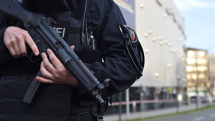 Nach dem Terroralarm sicherte die Polizei das Gelände rund um das Essener Einkaufszentrum.