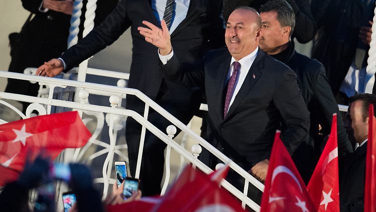 Der türkische Außenminister soll laut Medienberichten versprochen haben, nicht in den Niederlanden aufzutreten.