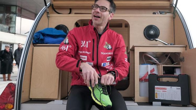 Vier Dutzend Paar Laufschuhe mussten für die 12.000 km herhalten, doch auch Läufer Kai Markus selbst blieb nicht unbeschadet.