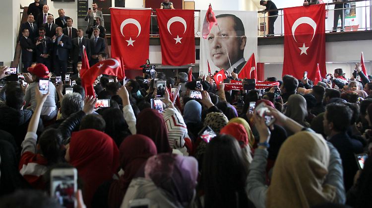 Im französischen Metz darf der türkische Außenminister Mevlüt Cavusoglu auftreten. In den Niederlanden war ihm dies verwehrt worden.