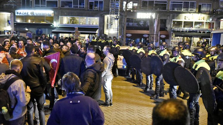 Die Lage vor dem türkischen Konsulat in Rotterdam war in der Nacht zu Sonntag äußerst angespannt.