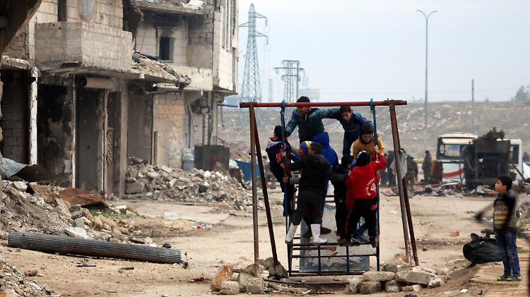 Kinder zwischen Trümmern in Ost-Aleppo.