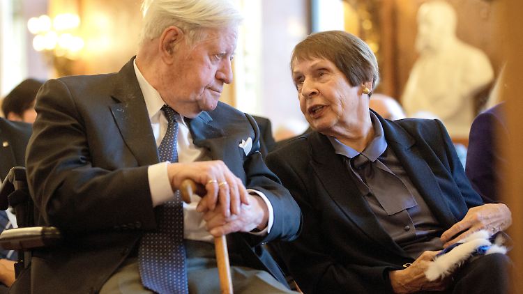 Gut zwei Jahre nach ihrem Lebensgefährten Helmut Schmidt ist nun auch Ruth Loah gestorben.