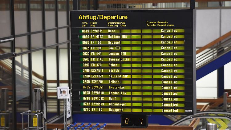 Am Flughafen in Berlin-Schönefeld sind fast alle Flüge gestrichen worden.