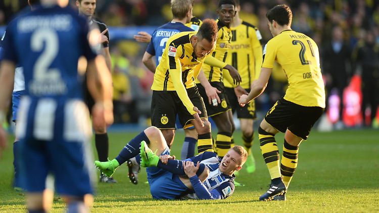 Umstrittene Szene: Mitchell Weiser rollte sich im Spiel gegen den BVB massiv ab.