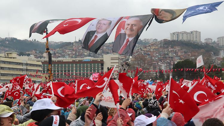 Anhänger Erdogans verfolgen seinen Wahlkampf im türkischen Kocaeli.