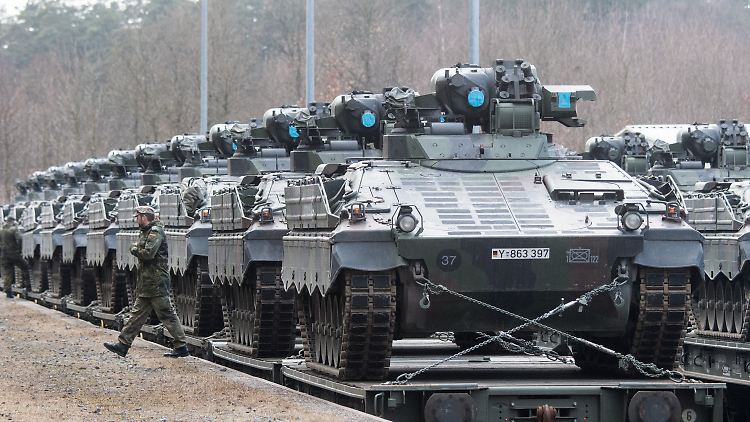 Die Bundeswehr führt etwa den Nato-Einsatz in Litauen - die Ausgaben für die Verteidigung liegen dagegen hinter den Erwartungen.