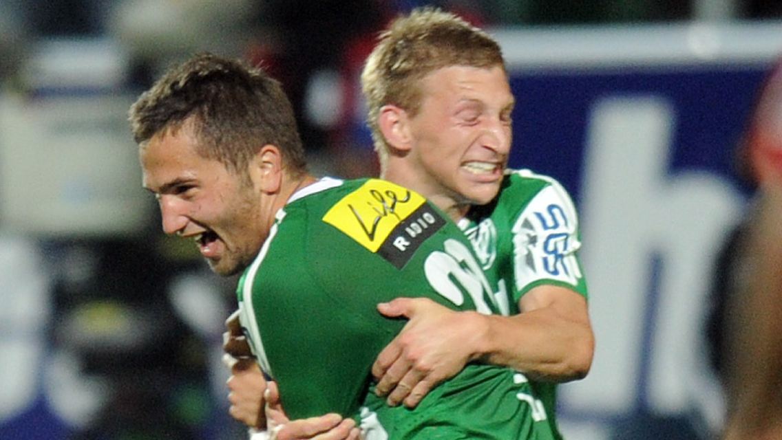 Da ist die Freude groß: Der SV Ried schlägt Rapid Wien, Anel Hadzic, links, und Daniel Royer jubeln.